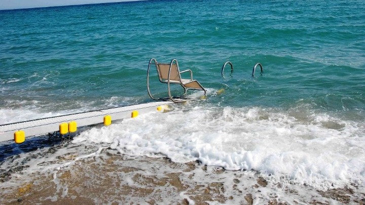 Θάλασσα για όλους μέσα από ειδική υποδομή για άτομα με κινητική αναπηρία