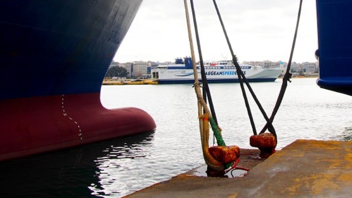 Διερευνώνται οι λόγοι ακινητοποίησης του πλοίου Aqua Blue στο λιμάνι της Άνδρου