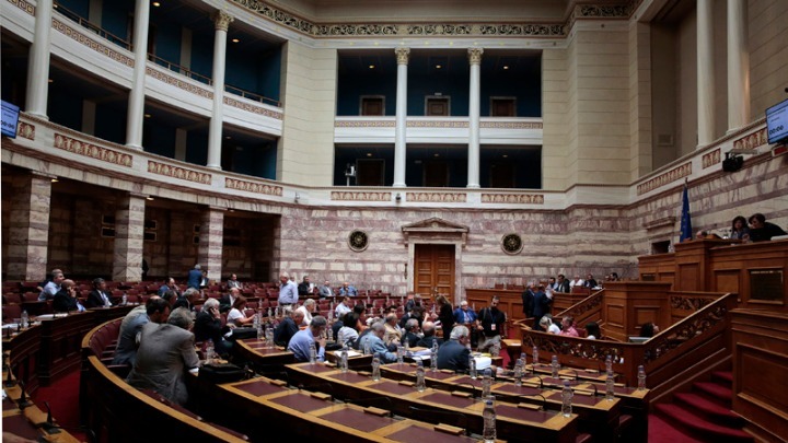 Κατατέθηκε στη Βουλή το πολυνομοσχέδιο για ΟΤΑ και άσυλο