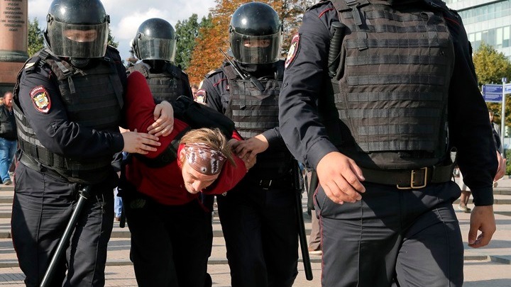 Περισσότεροι από 100 άνθρωποι, που συμμετείχαν στις διαδηλώσεις της 27ης Ιουλίου και 3ης Αυγούστου, έχουν τεθεί υπό κράτηση
