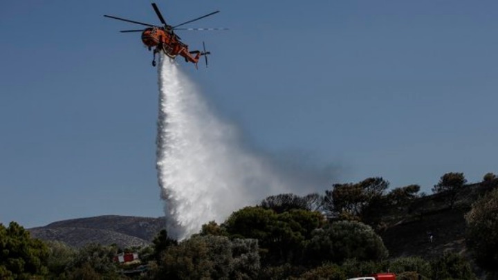 Σε εξέλιξη η φωτιά στο Ελληνικό Ξυλοκάστρου