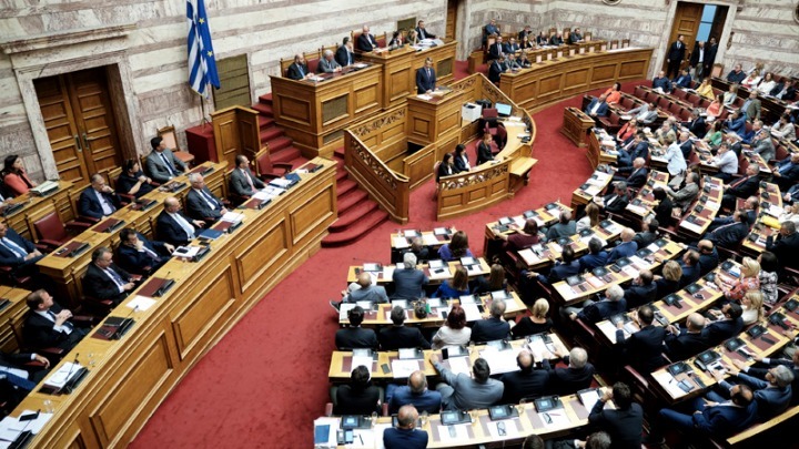 Πολιτική αντιπαράθεση κυβέρνησης-αξιωματικής αντιπολίτευσης στη Βουλή για την Επιτροπή Ανταγωνισμού