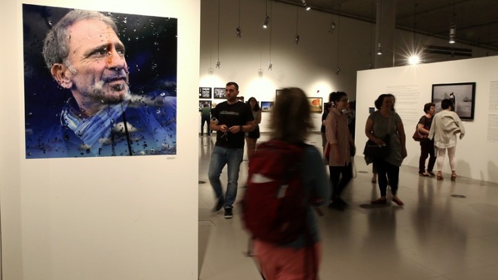 Σε έκθεση με φωτογραφίες του Γ. Μπεχράκη ξεναγήθηκε ο πρωθυπουργός