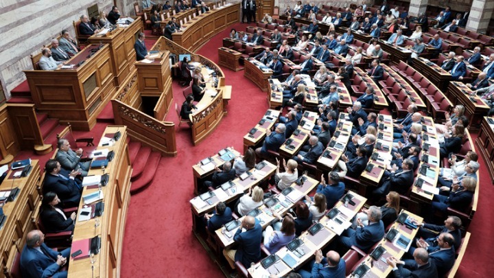 Υπερψηφίστηκε από ΝΔ & ΕΛ η κατάργηση του ασύλου