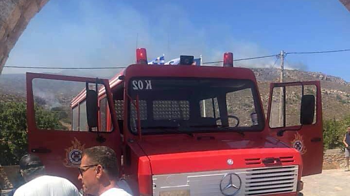 Ενισχύθηκαν και πάλι οι πυροσβεστικές δυνάμεις στην Ελαφόνησο. Δεν κινδυνεύουν άνθρωποι ή οικήματα