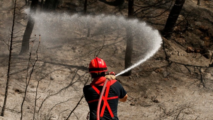 Χίλιοι πυροσβέστες στη μάχη με τις φλόγες σε δύο πυρκαγιές στη νότια Γαλλία