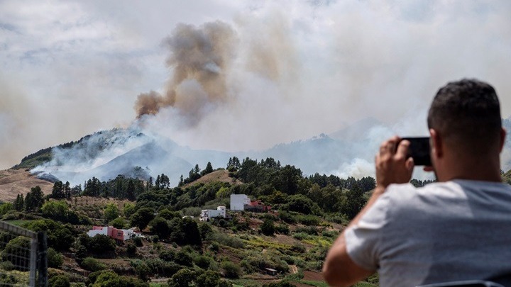 Γκ. Κανάρια: Χιλιάδες απομακρύνθηκαν από τη φωτιά