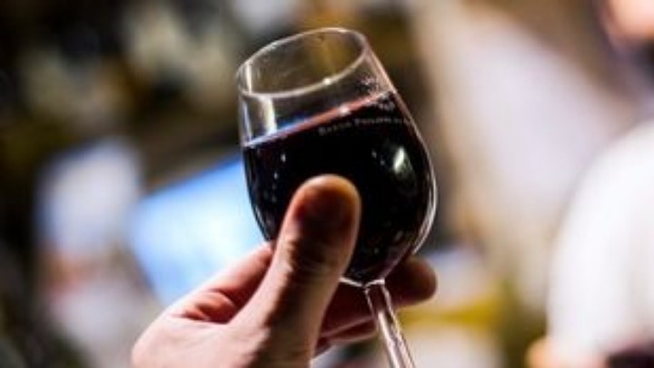 Ένα ποτηράκι κόκκινο κρασί το βράδυ βοηθά στη μείωση του βάρους