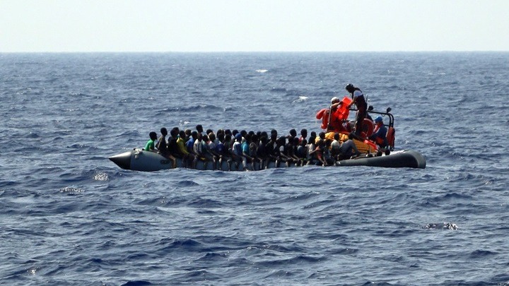 Τελειώνουν τα τρόφιμα στο πλοίο Ocean που μεταφέρει μετανάστες