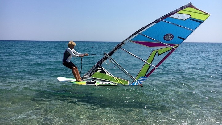 Μήνυμα προς τους νέους έστειλε η 81χρονη windsurfer Αν. Γερολυμάτου