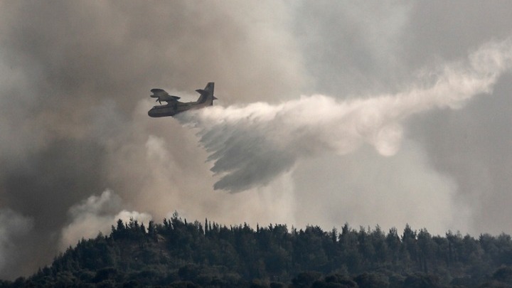 Σάμος: Τουρίστες και κάτοικοι του Μεσόκαμπου μεταφέρθηκαν για προληπτικούς λόγους στο κλειστό γυμναστήριο του Πυθαγορείου, λόγω της φωτιάς