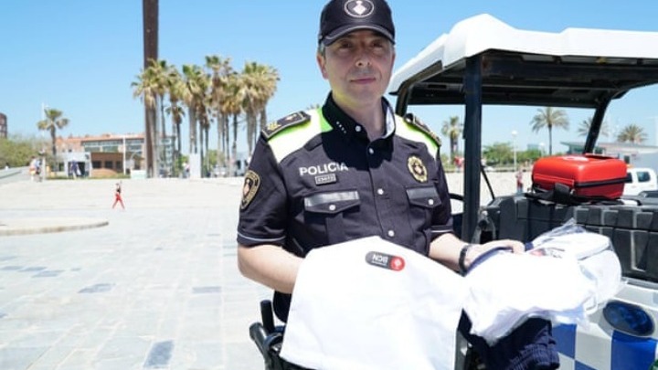 Βαρκελώνη: Η αστυνομία εφοδιάζει τους λουόμενους με «συσκευασίες αντικατάστασης κλεμμένων ρούχων»