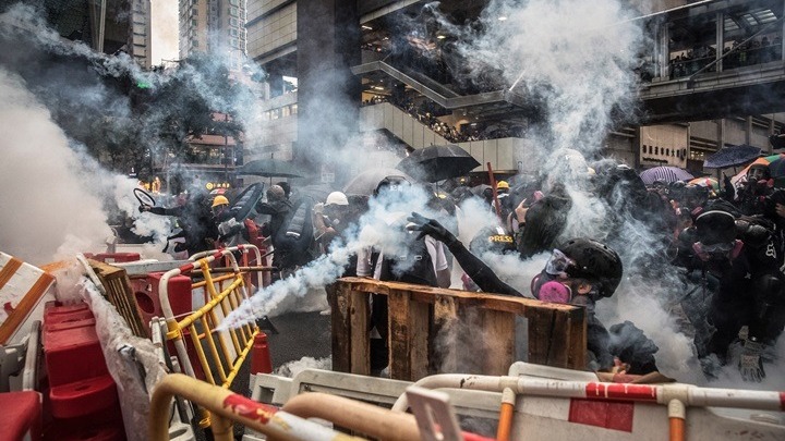 Κλιμάκωση στο Χονγκ-Κονγκ:Η αστυνομία κάνει χρήση αντλιών νερού και πυροβολεί