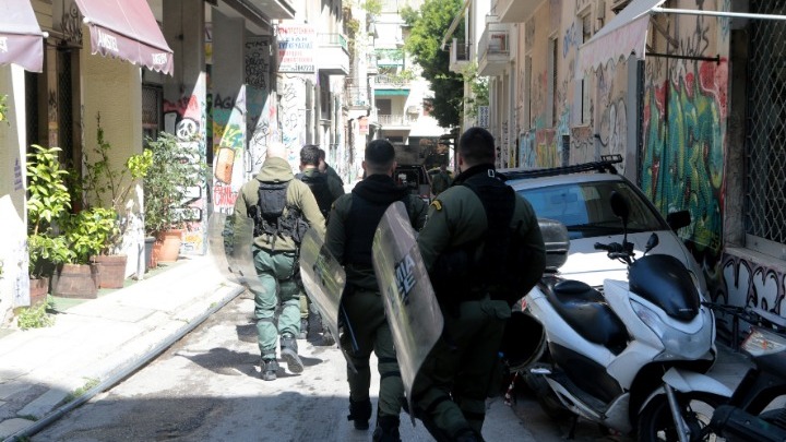 Επιχείρηση της ΕΛΑΣ σε τέσσερα κτίρια στα Εξάρχεια