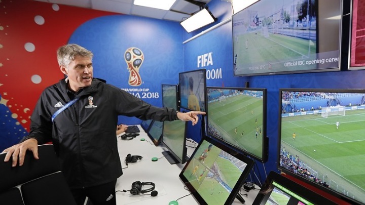 VAR ο «μεγάλος αδερφός» που αναστατώνει την Ευρώπη