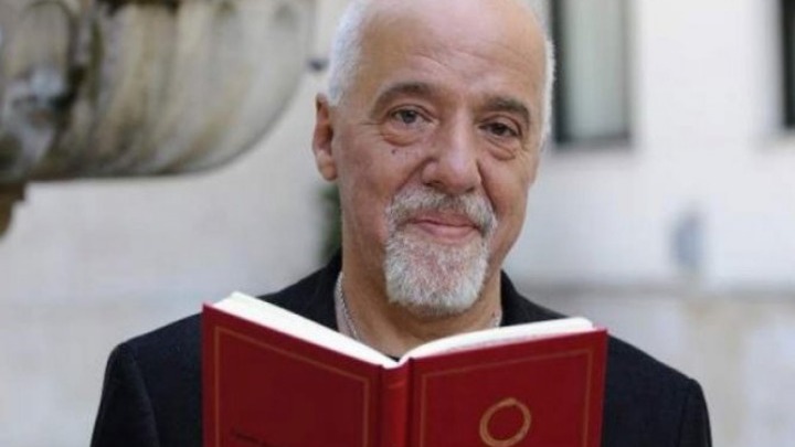 Ο Πάουλο Κοέλιο ζητάει συγγνώμη από τη Γαλλία