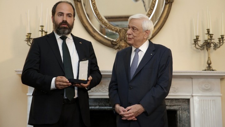Το παράσημο του Ταξιάρχη του Φοίνικος στον Φρίξο Παπαχρηστίδη