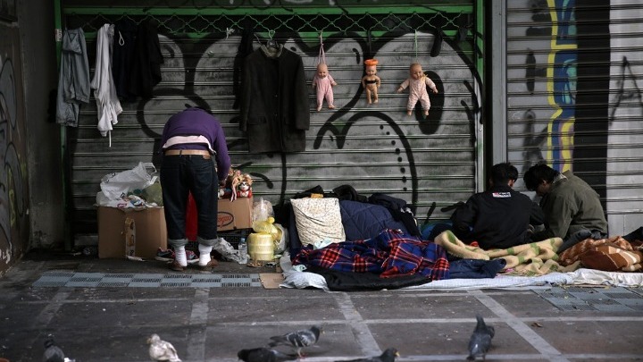 Εχουν δικαίωμα οι άστεγοι να κοιμούνται στο δρόμο;