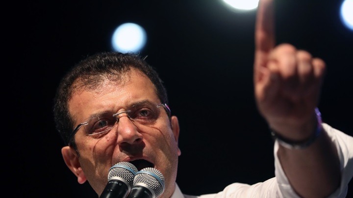 Ο Ιμάμογλου περικόπτει 54 εκατ. ευρώ χρηματοδοτήσεων σε φιλοκυβερνητικά ιδρύματα