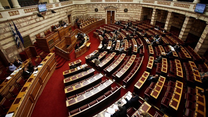 Αντιπαράθεση για το κατεπείγον των διπλωμάτων