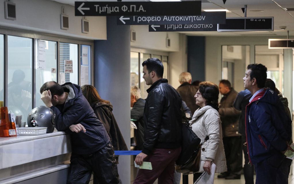 Αυστηρότερες ποινές για επιθέσεις σε εφοριακούς