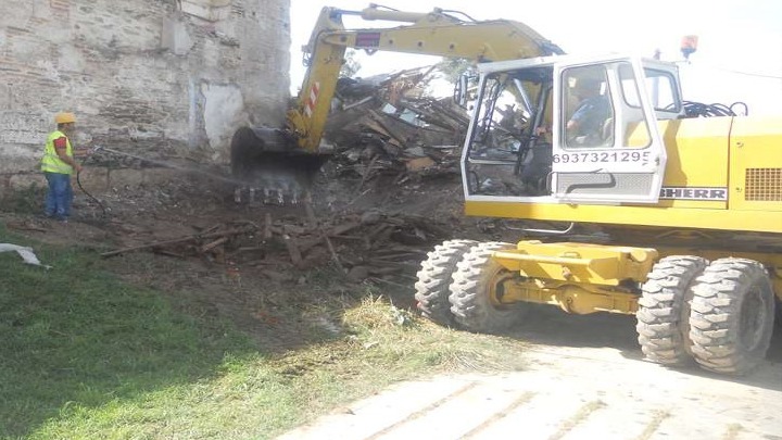 Συνεργεία του κεντρικού δήμου καθαρίζουν οικόπεδο γεμάτο μπάζα