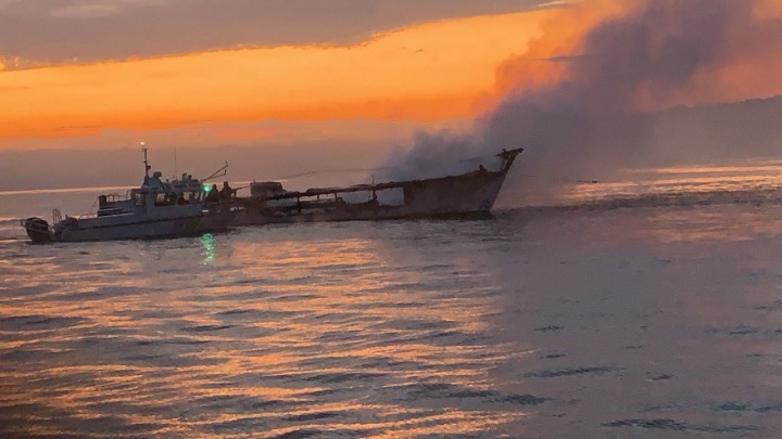 Δύτες αναζητούν τα υπόλοιπα θύματα του πλοίου Conception