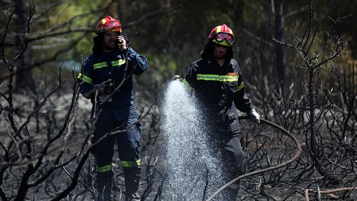 Υπό μερικό έλεγχο η πυρκαγιά στη Μάνδρα Αττικής