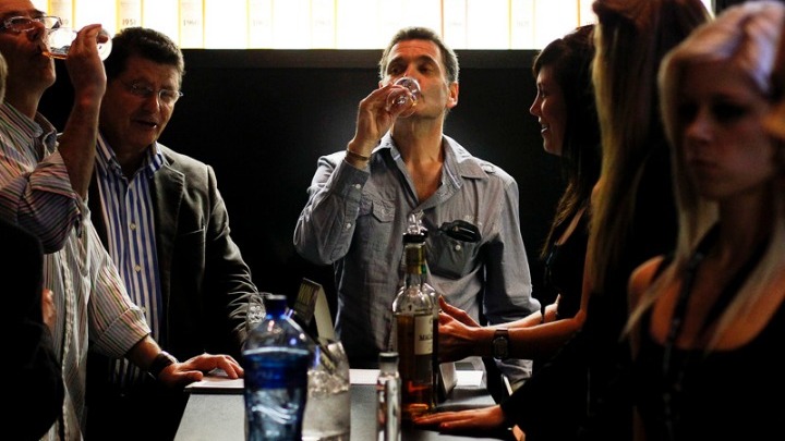 «Γερά ποτήρια» οι Ευρωπαίοι-Οι Έλληνες πίνουν λιγότερο από το μ.o.