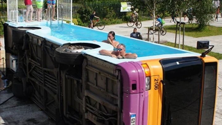 Μετέτρεψε σε πισίνα ένα τουμπαρισμένο λεωφορείο