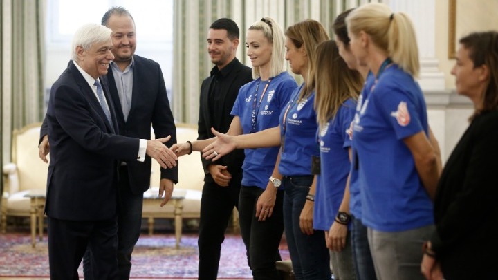 Ο ΠτΔ υποδέχτηκε την εθνική κωφών γυναικών