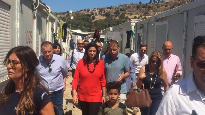 Με εκπαιδευτικούς και πρόσφυγες στη Λέρο η Ν. Κεραμέως