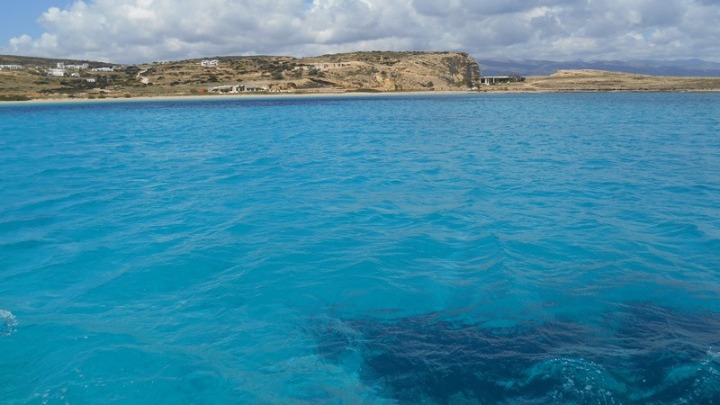 Πιο κρύα η θάλασσα στο Αιγαίο από ό,τι συνήθως λόγω του μελτεμιού και πιο ζεστή στο Ιόνιο