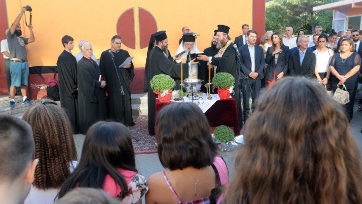 Σε δημοτικά σχολεία για τον αγιασμό ο αρχιεπίσκοπος και η υφ. Παιδείας