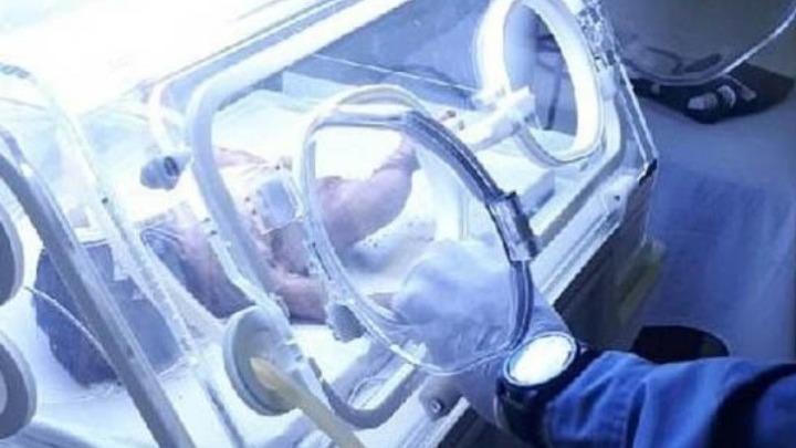 Βρέφος εντοπίστηκε σε είσοδο πολυκατοικίας στη Νέα Ιωνία