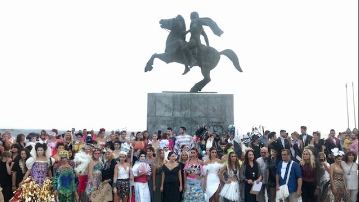 Υψηλή ραπτική με πλαστικές σακούλες, χαρτόνι και καπάκια στη Νέα Παραλία της Θεσσαλονίκης