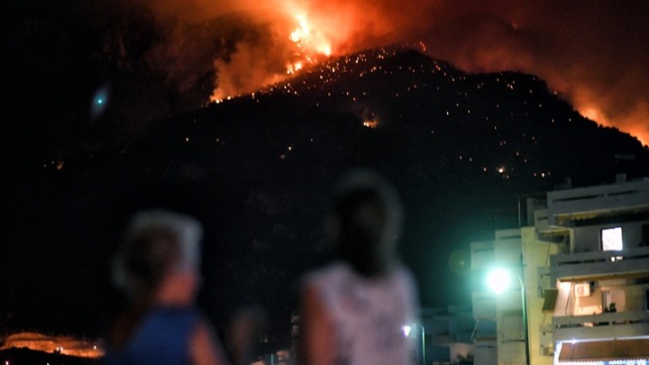 Λουτράκι: Μάχη με τις πολλές εστίες και αναζωπυρώσεις