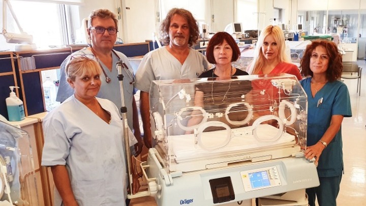 Τα Pampers ενίσχυσαν τον Μη Κερδοσκοπικό Οργανισμό Ηλιτόμηνον για τη δωρεά μίας θερμοκοιτίδας για πρόωρα βρέφη στη ΜΕΝΝ του Γεν. Νοσ. «Έλενα Βενιζέλου»