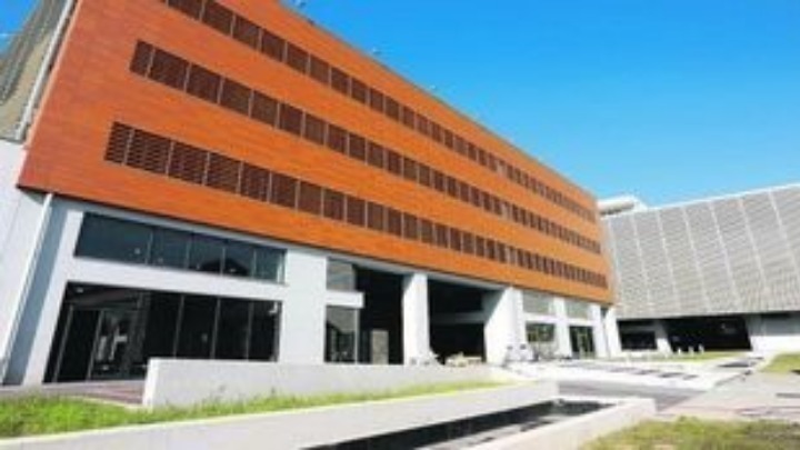 Νέοι και νέες σε ρόλους περιφερειάρχη, επικεφαλής συνδυασμών και περιφερειακών συμβούλων