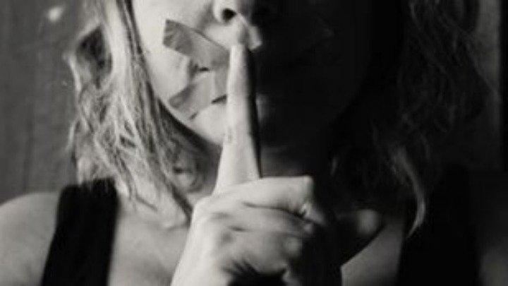 Βουλγαρία: Τρεις γυναίκες, τρεις ιστορίες: Το “σκοτάδι” της κακοποίησης στο θεατρικό σανίδι