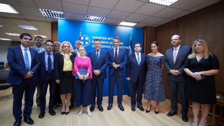 Δώδεκα παρεμβάσεις στα εργασιακά και τα ασφαλιστικά από την κυβέρνηση