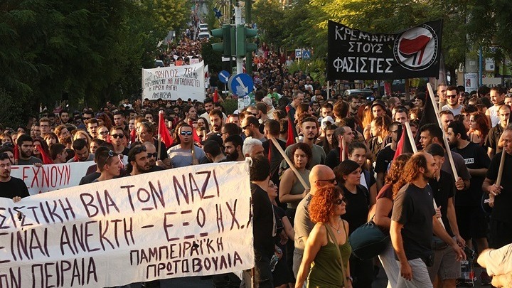 Σε εξέλιξη η πορεία στο Κερατσίνι για τα 6 χρόνια από την δολοφονία του Παύλου Φύσσα