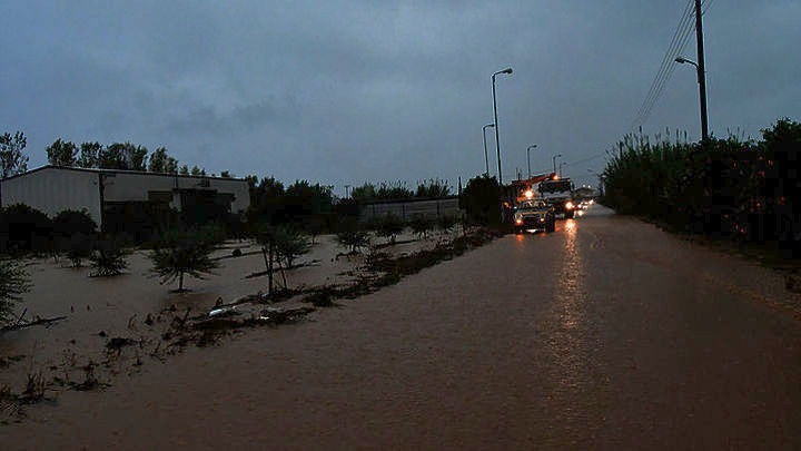 Επί ποδός η Πυροσβεστική μετά την καταιγίδα που σάρωσε τη δυτική πλευρά της πόλης