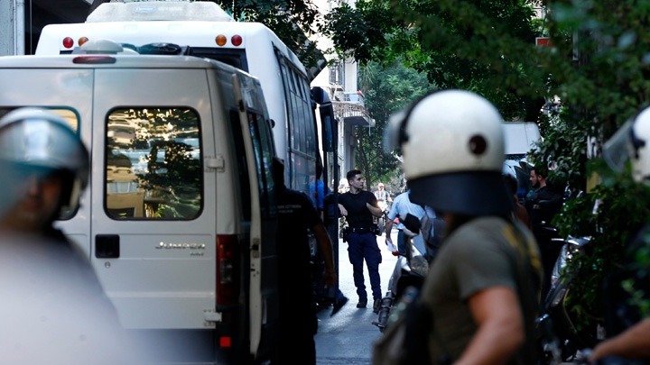 Απομακρύνθηκε το κοντέινερ αντιεξουσιαστών από την πλατεία Εξαρχείων
