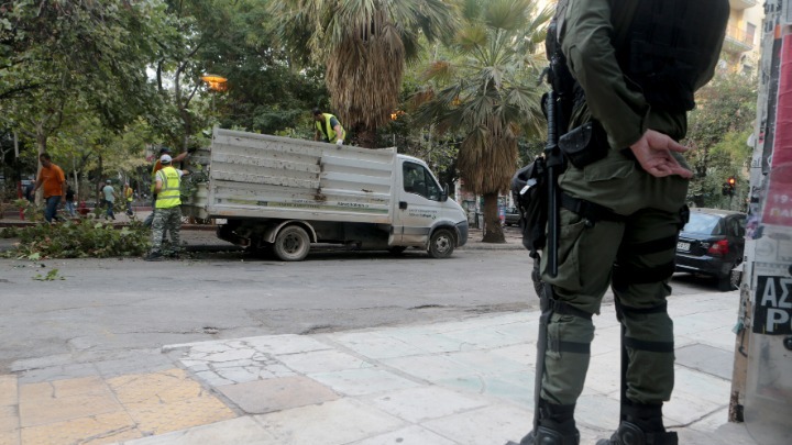 Απομακρύνθηκε το κοντέινερ αντιεξουσιαστών από την πλατεία Εξαρχείων