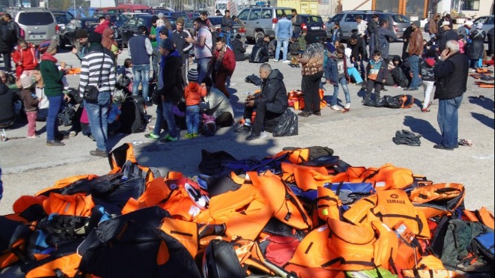Τον περιβαλλοντικό κίνδυνο, από τα χιλιάδες σωσίβια των προσφύγων και μεταναστών, επισημαίνει ο δήμαρχος Δυτ.Λέσβου,Ταξ.Βέρρος