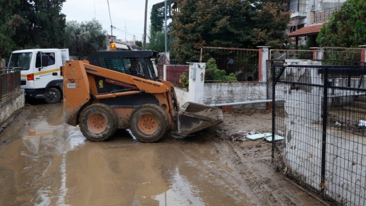 Μηχανήματα της ΠΚΜ καθαρίζουν σπίτια, δρόμους και το ρέμα στους Ανθόκηπους Ευκαρπίας