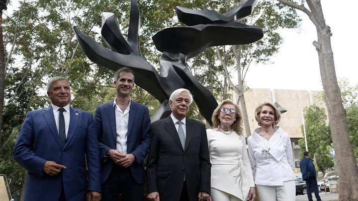 Το μπρούντζινο γλυπτό «Δένδρο της Ειρήνης», ένα από εμβλήματα ειρήνης της UNESCO, απέκτησε και η Αθήνα