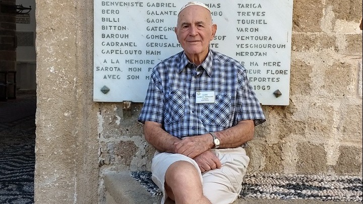 «Αισθάνεσαι …ένοχος που ζεις». Ένας από τους τελευταίους επιζώντες Εβραίους της Ρόδου «ξεδιπλώνει» στο ΑΠΕ-ΜΠΕ πτυχές της φρίκης του Ολοκαυτώματος