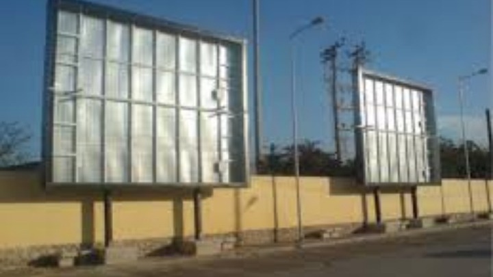 Περιφέρεια Αττικής: Ξεκίνησε η αφαίρεση των παράνομων διαφημιστικών πινακίδων